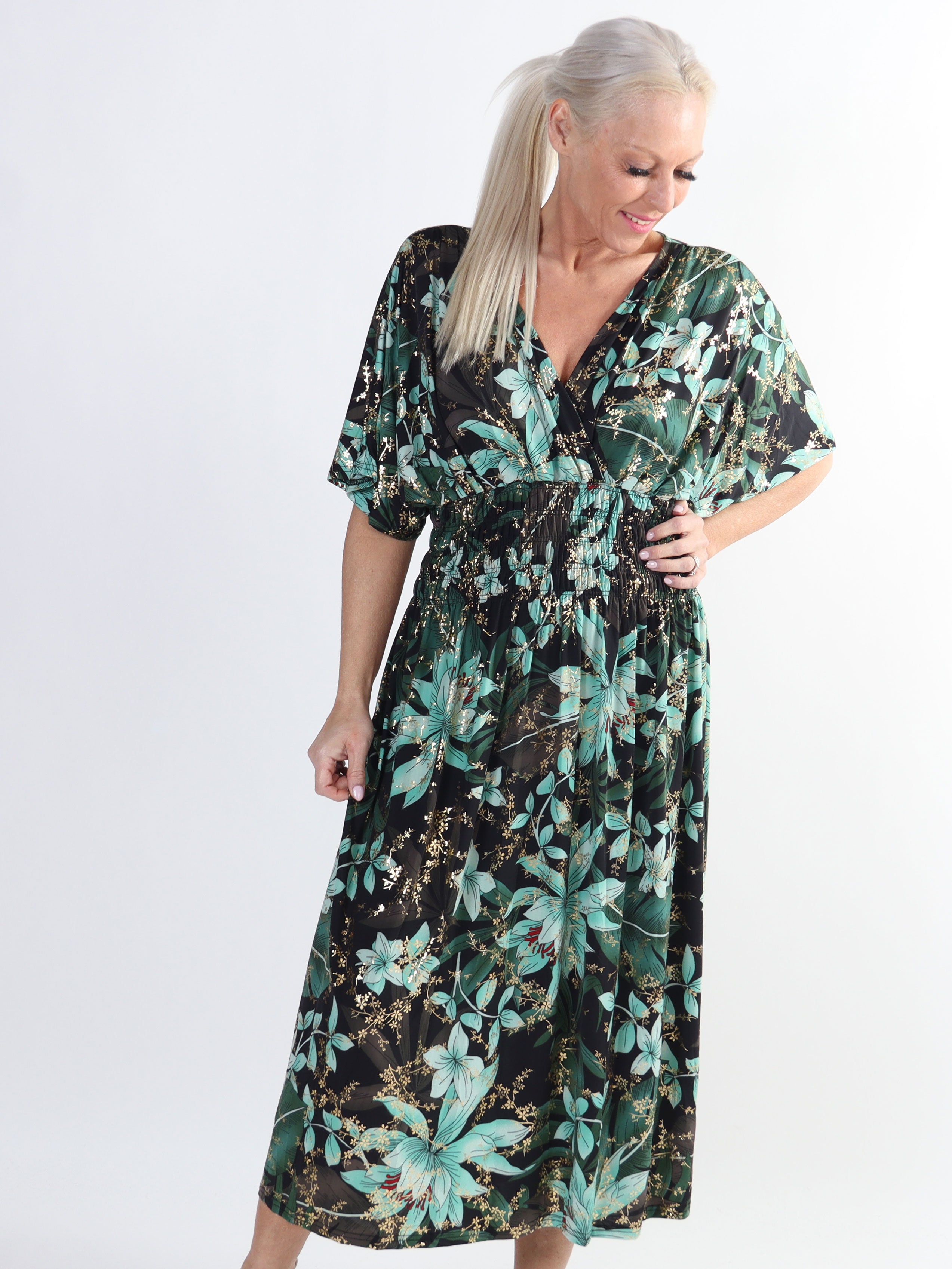 Pams Midi - Elastisk blomstret plus size kjole i krølfrit stof